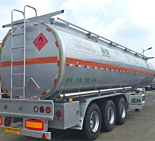 Aplikace vodního tryskacího stroje při čištění petrochemických nádrží na olej